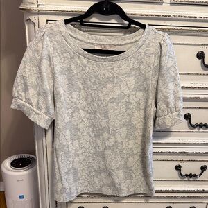 LOFT Women's Light Gray Patterned Short Sleeve Top - Size L